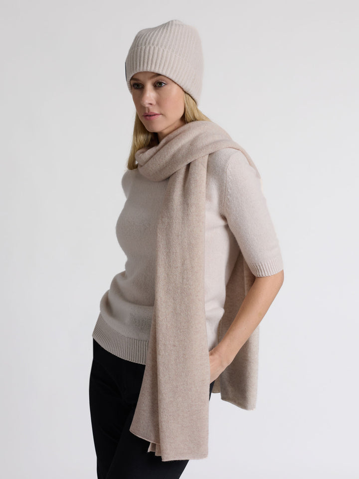 Cashmere scarf in 100% pure cashmere. Color: Beige. Scandinavian design by Kashmina.