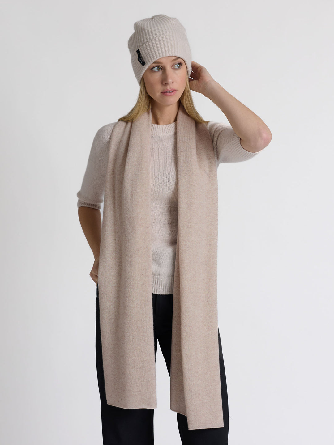 Cashmere scarf in 100% pure cashmere. Color: Beige. Scandinavian design by Kashmina.