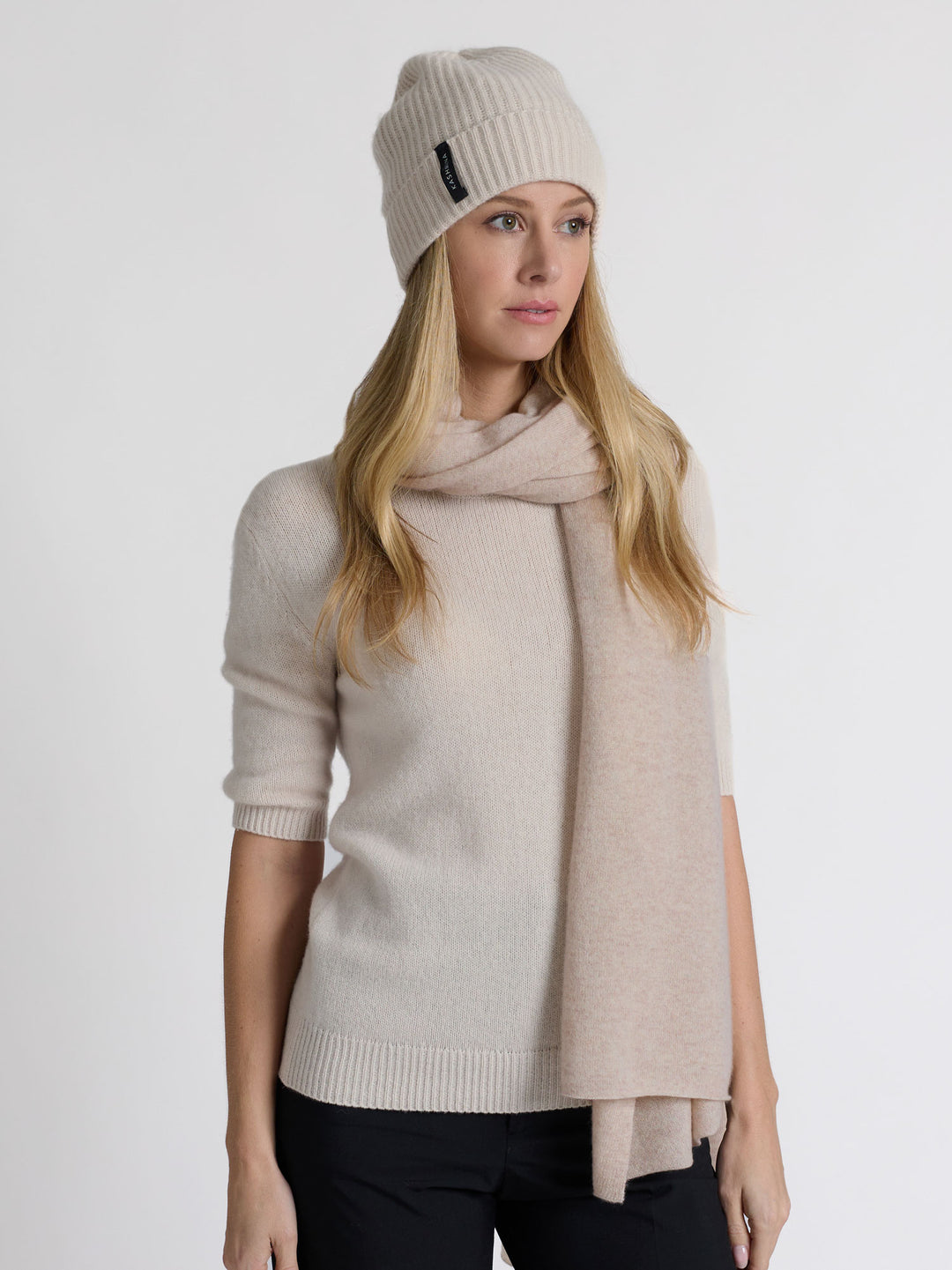 Cashmere scarf in 100% pure cashmere. Color: Beige. Scandinavian design by Kashmina.