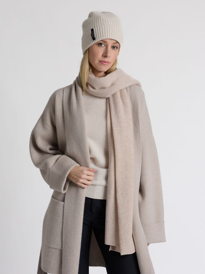 Cashmere scarf in 100% pure cashmere. Color: Beige. Scandinavian design by Kashmina.