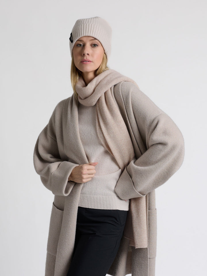 Cashmere scarf in 100% pure cashmere. Color: Beige. Scandinavian design by Kashmina.