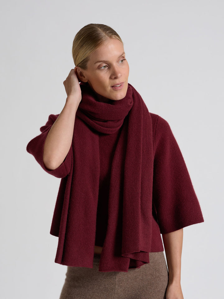 Cashmere scarf "Signature" in 100% pure cashmere. Scandinavian design by Kashmina. Color: Bordeaux.