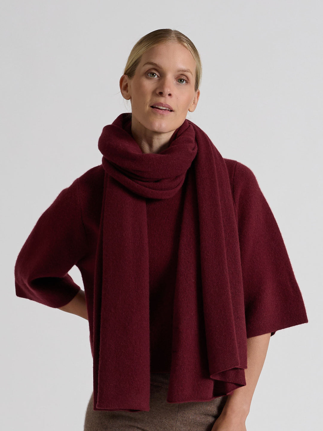 Cashmere scarf "Signature" in 100% pure cashmere. Scandinavian design by Kashmina. Color: Bordeaux.