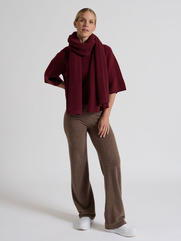 Cashmere scarf "Signature" in 100% pure cashmere. Scandinavian design by Kashmina. Color: Bordeaux.