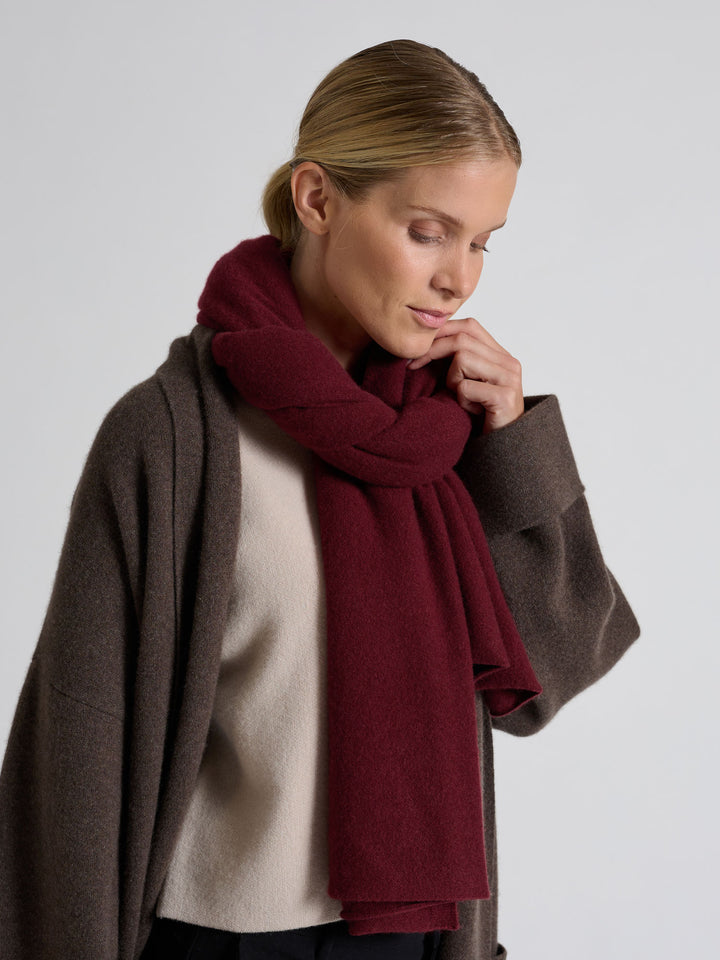 Cashmere scarf "Signature" in 100% pure cashmere. Scandinavian design by Kashmina. Color: Bordeaux.