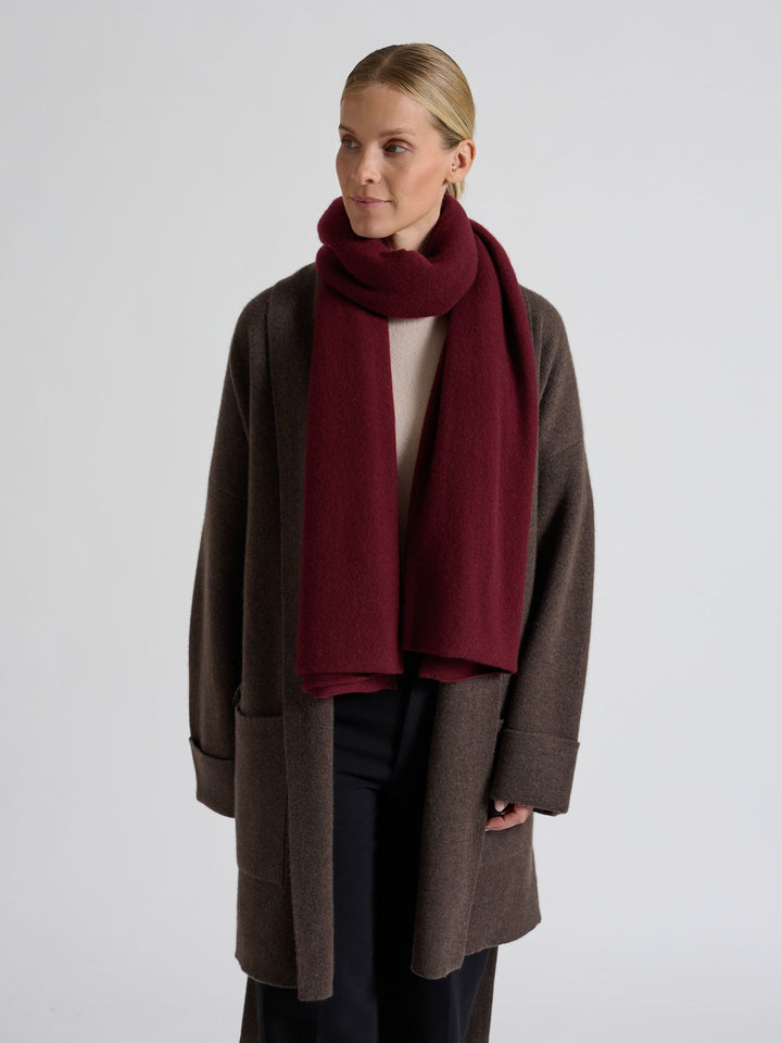 Cashmere scarf "Signature" in 100% pure cashmere. Scandinavian design by Kashmina. Color: Bordeaux.