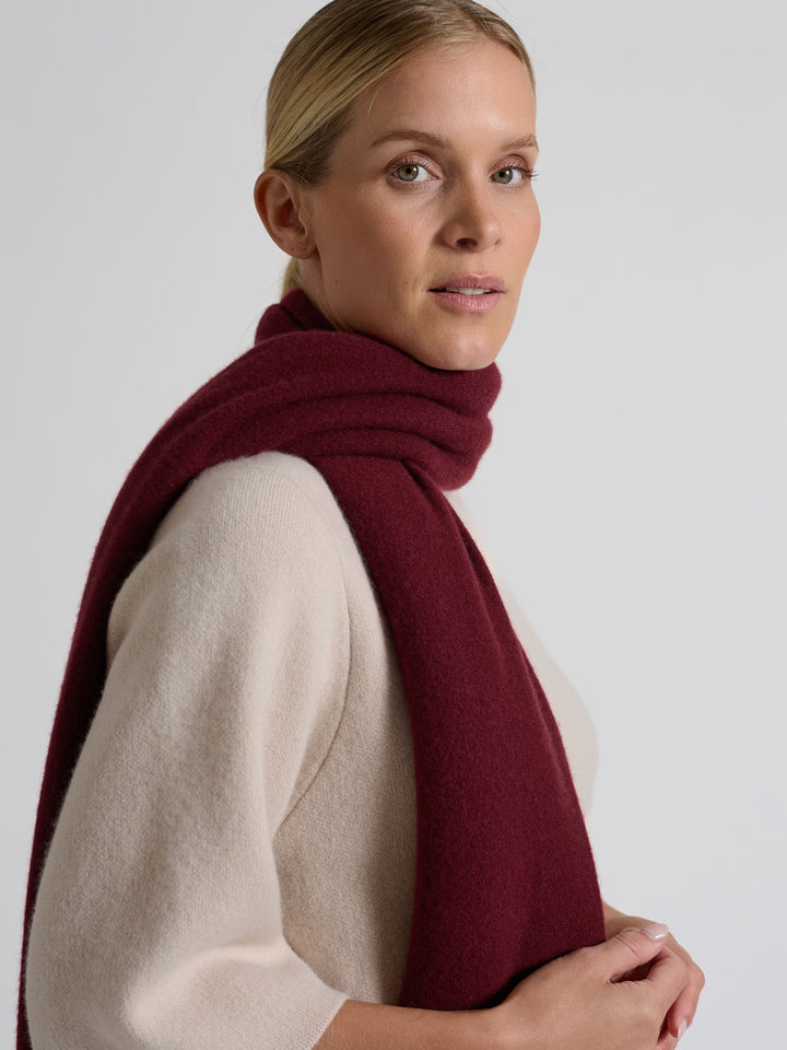 Cashmere scarf "Signature" in 100% pure cashmere. Scandinavian design by Kashmina. Color: Bordeaux.