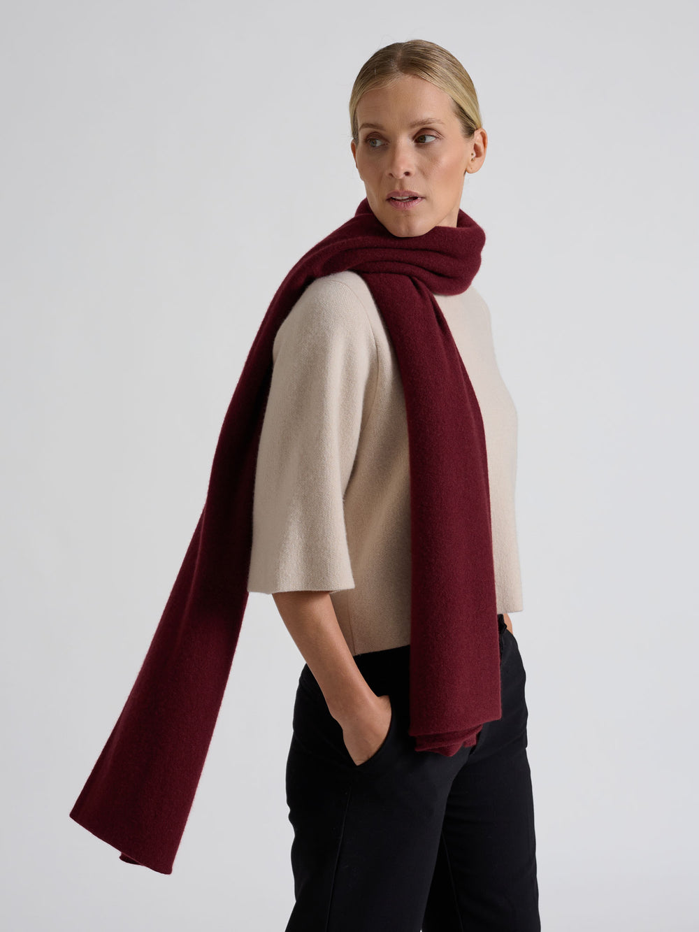 Cashmere scarf "Signature" in 100% pure cashmere. Scandinavian design by Kashmina. Color: Bordeaux.