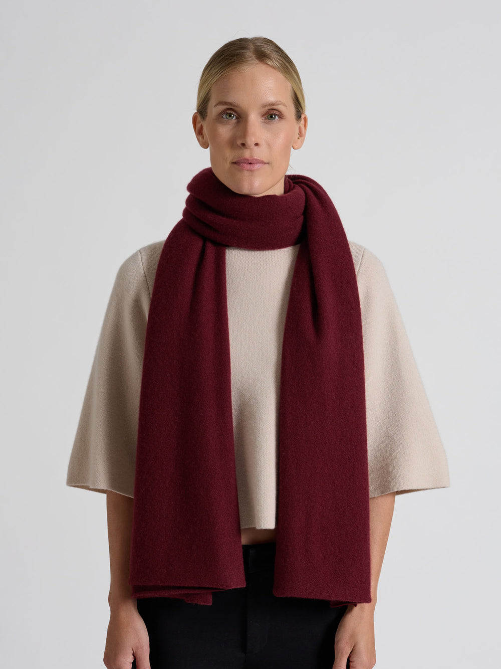 Cashmere scarf "Signature" in 100% pure cashmere. Scandinavian design by Kashmina. Color: Bordeaux.