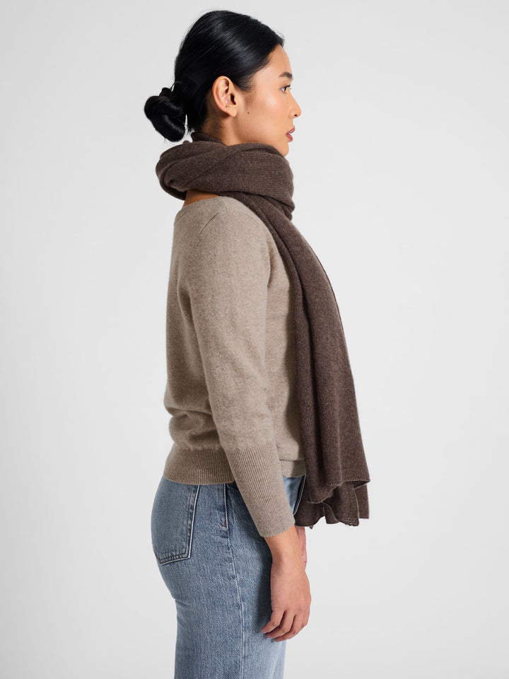 Cashmere scarf "Signature" in 100% cashmere. Color: Dark Brown. Scandinavian design by Kashmina