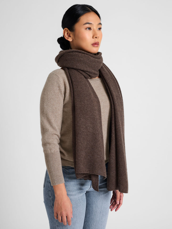 Cashmere scarf "Signature" in 100% cashmere. Color: Dark Brown. Scandinavian design by Kashmina