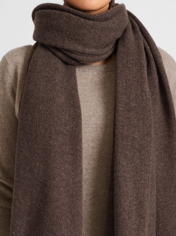 Cashmere scarf "Signature" in 100% cashmere. Color: Dark Brown. Scandinavian design by Kashmina