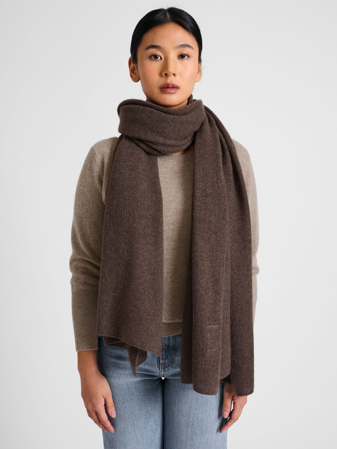 Cashmere scarf "Signature" in 100% cashmere. Color: Dark Brown. Scandinavian design by Kashmina