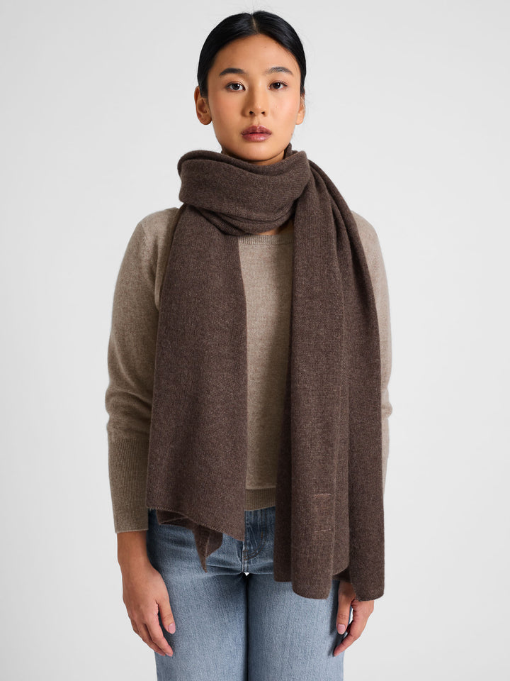 Cashmere scarf "Signature" in 100% cashmere. Color: Dark Brown. Scandinavian design by Kashmina