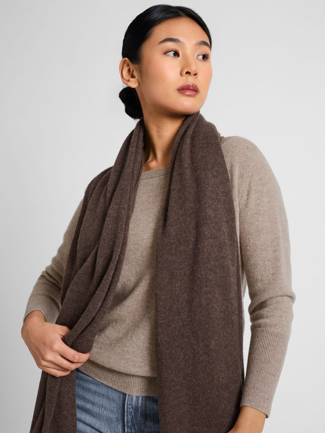 Cashmere scarf "Signature" in 100% cashmere. Color: Dark Brown. Scandinavian design by Kashmina