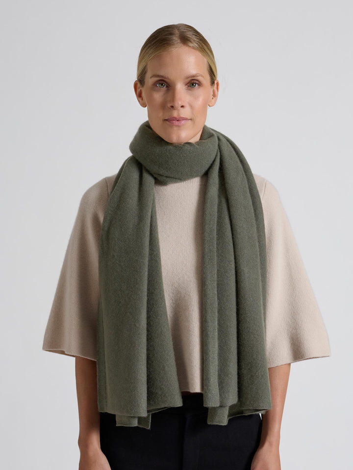 Large cashmere scarf "Signature" in 100% pure cashmere. Scandinavian design by Kashmina. Color: Eucalyptus.