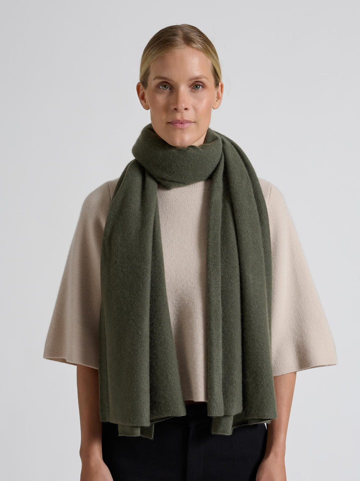 Large cashmere scarf "Signature" in 100% pure cashmere. Scandinavian design by Kashmina. Color: Eucalyptus.
