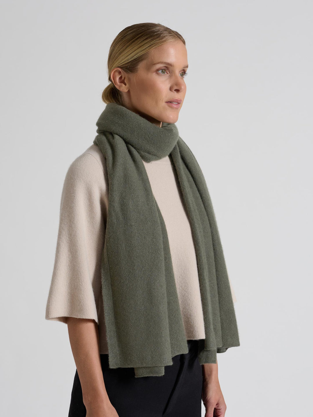 Large cashmere scarf "Signature" in 100% pure cashmere. Scandinavian design by Kashmina. Color: Eucalyptus.