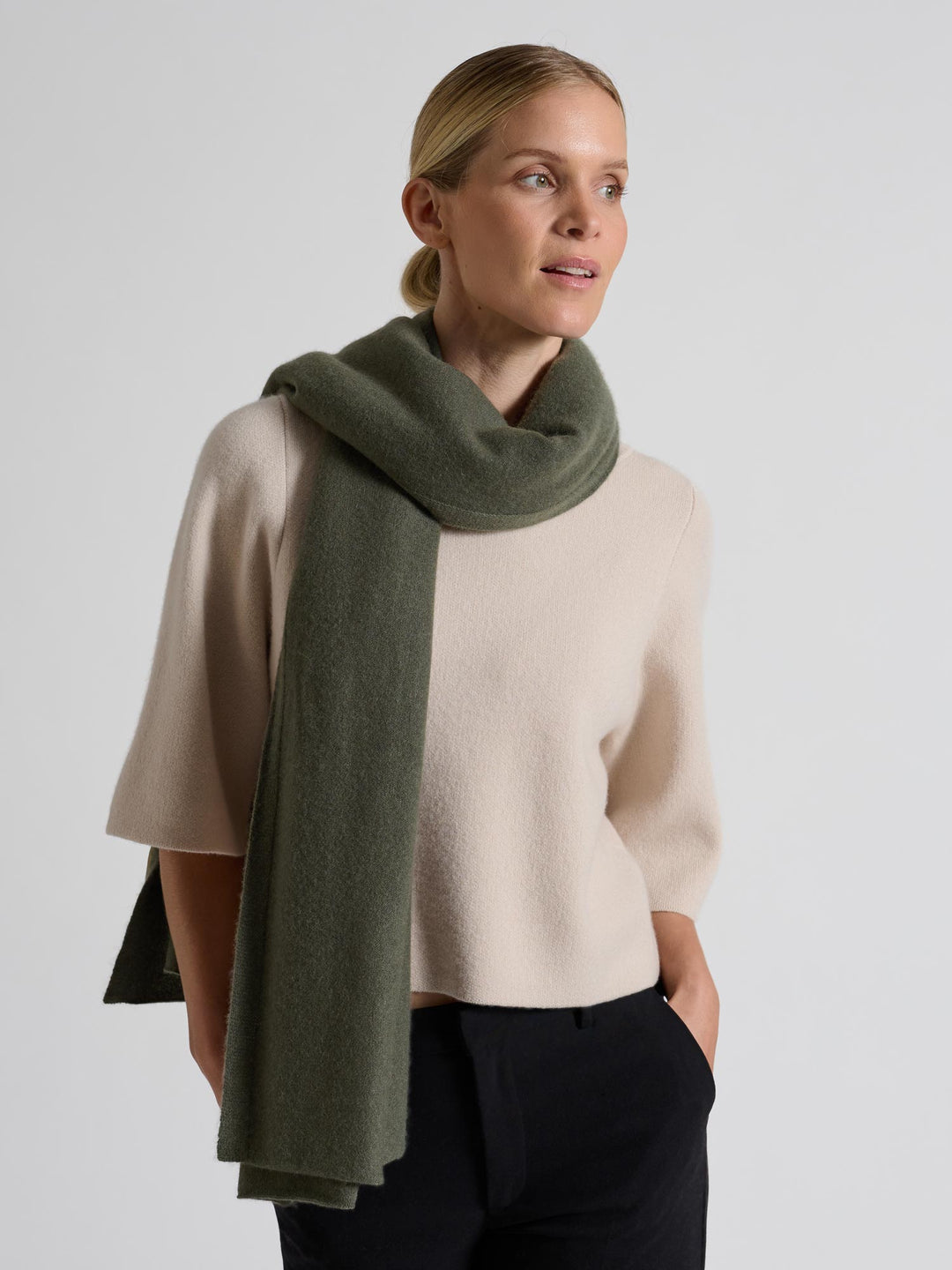Large cashmere scarf "Signature" in 100% pure cashmere. Scandinavian design by Kashmina. Color: Eucalyptus.