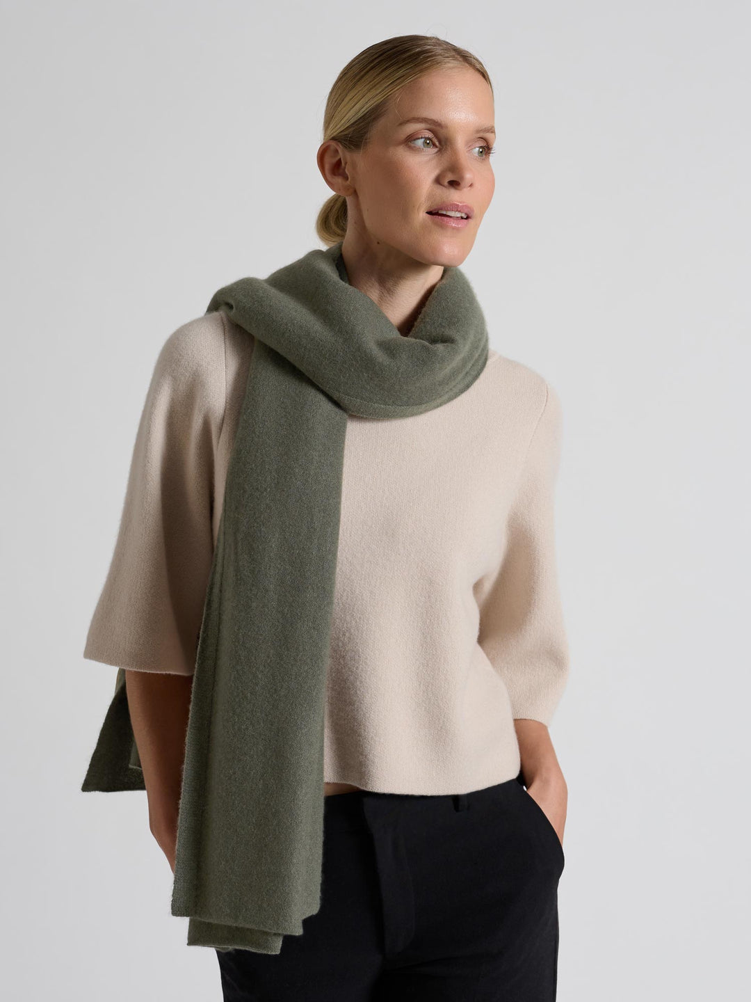 Large cashmere scarf "Signature" in 100% pure cashmere. Scandinavian design by Kashmina. Color: Eucalyptus.