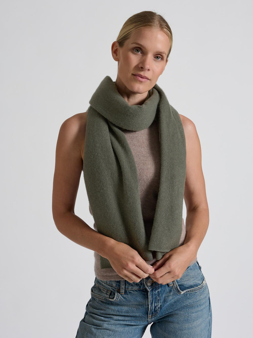 Large cashmere scarf "Signature" in 100% pure cashmere. Scandinavian design by Kashmina. Color: Eucalyptus.