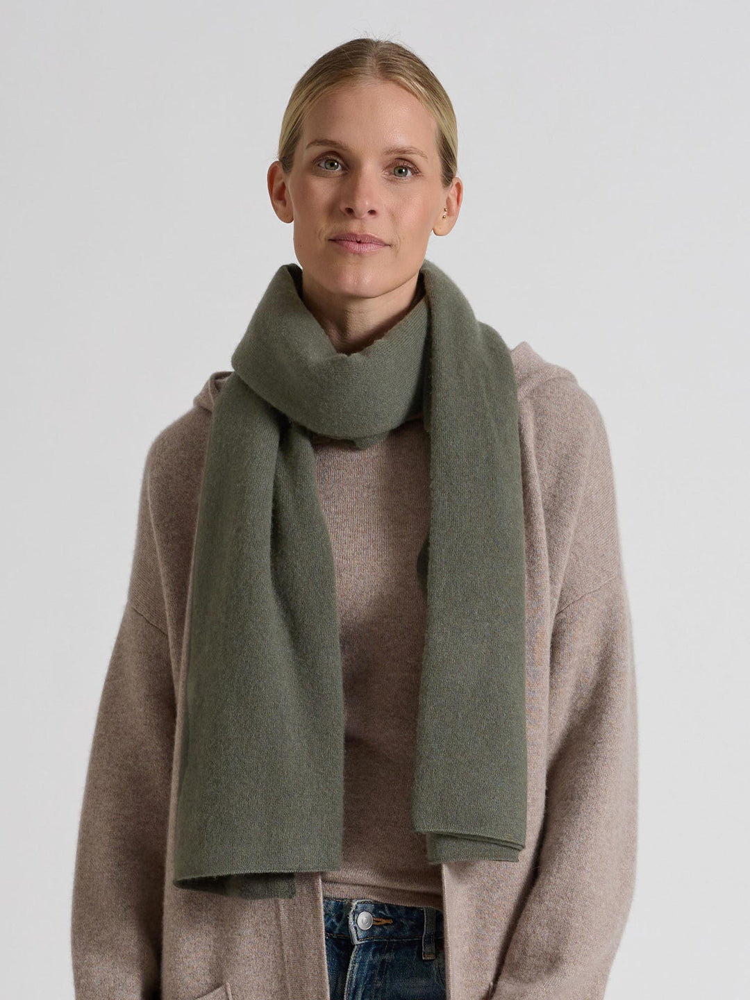 Large cashmere scarf "Signature" in 100% pure cashmere. Scandinavian design by Kashmina. Color: Eucalyptus.