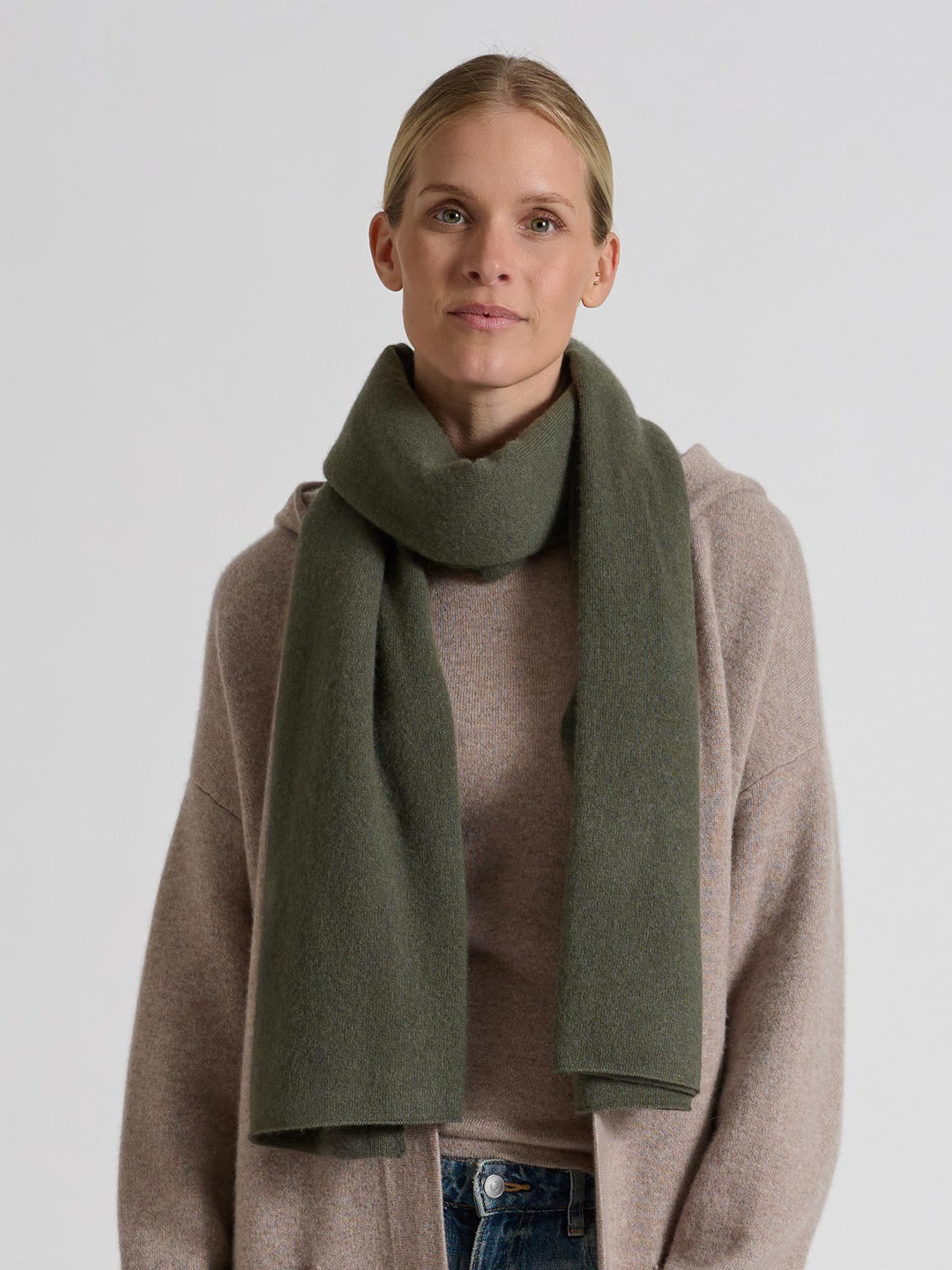 Large cashmere scarf "Signature" in 100% pure cashmere. Scandinavian design by Kashmina. Color: Eucalyptus.