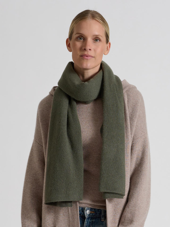 Large cashmere scarf "Signature" in 100% pure cashmere. Scandinavian design by Kashmina. Color: Eucalyptus.