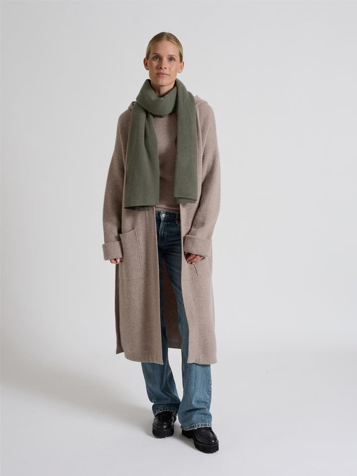 Large cashmere scarf "Signature" in 100% pure cashmere. Scandinavian design by Kashmina. Color: Eucalyptus.