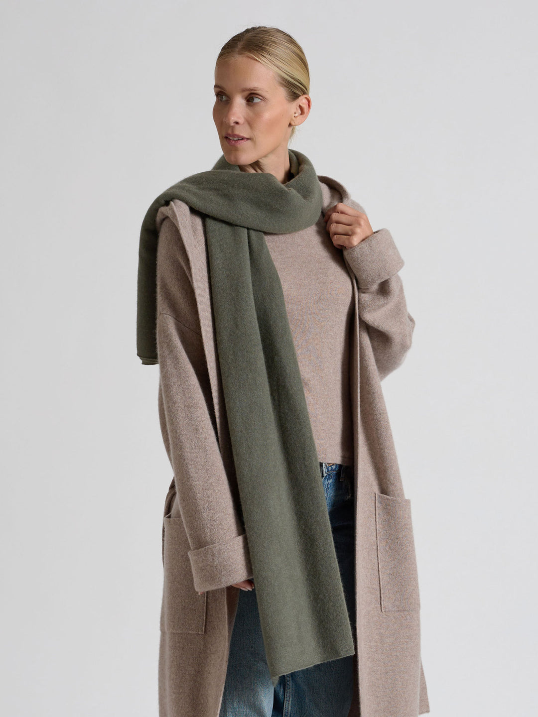 Large cashmere scarf "Signature" in 100% pure cashmere. Scandinavian design by Kashmina. Color: Eucalyptus.