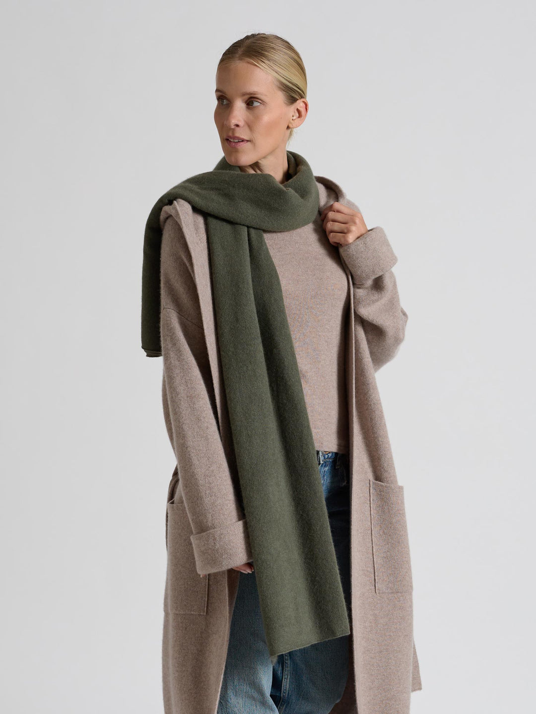 Large cashmere scarf "Signature" in 100% pure cashmere. Scandinavian design by Kashmina. Color: Eucalyptus.