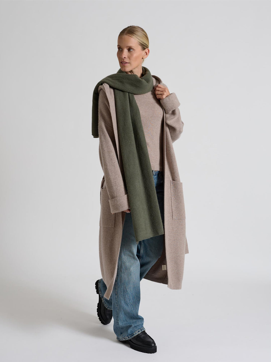 Large cashmere scarf "Signature" in 100% pure cashmere. Scandinavian design by Kashmina. Color: Eucalyptus.