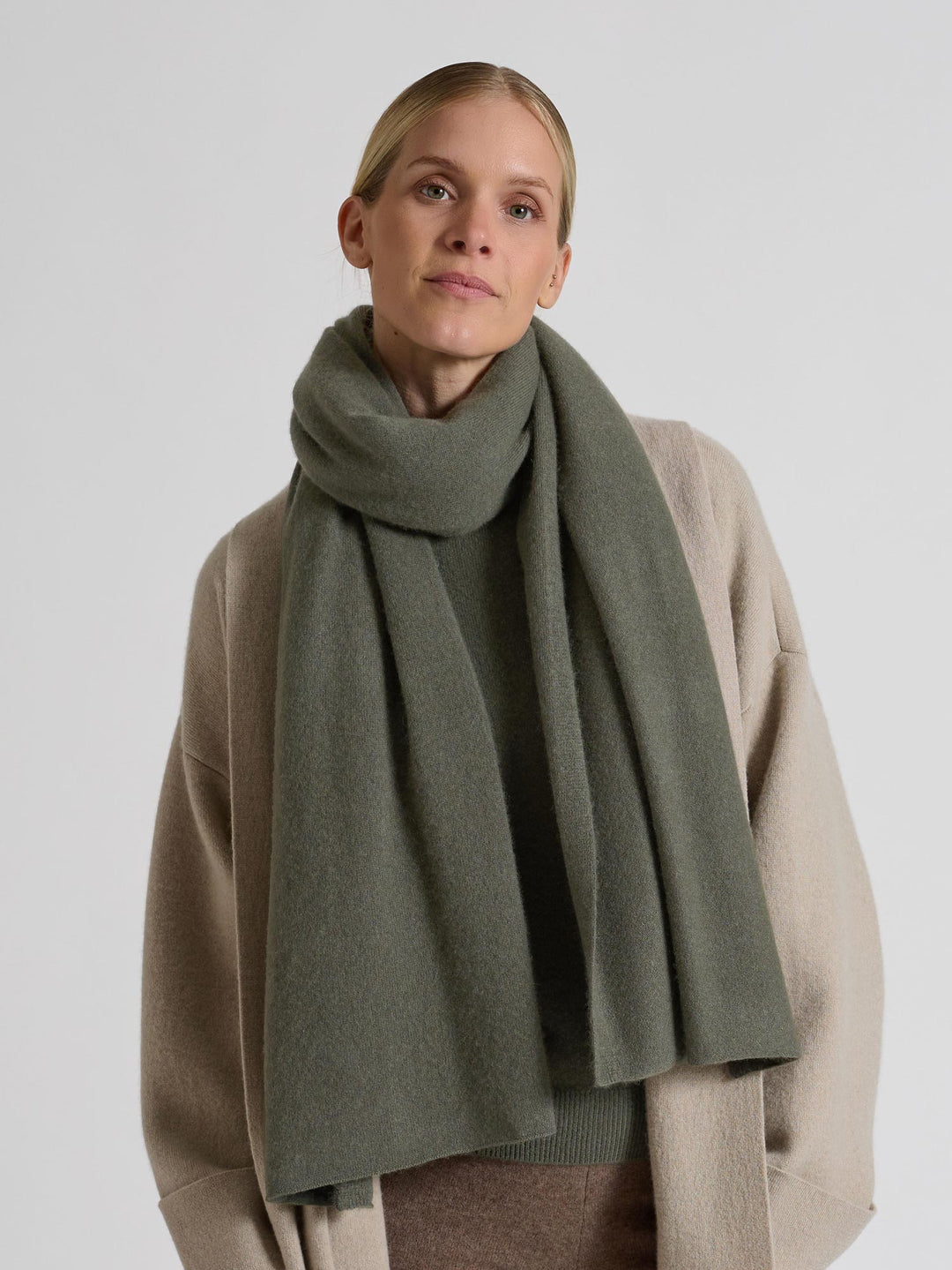 Large cashmere scarf "Signature" in 100% pure cashmere. Scandinavian design by Kashmina. Color: Eucalyptus.