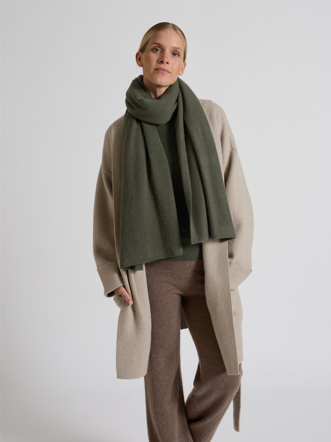 Large cashmere scarf "Signature" in 100% pure cashmere. Scandinavian design by Kashmina. Color: Eucalyptus.