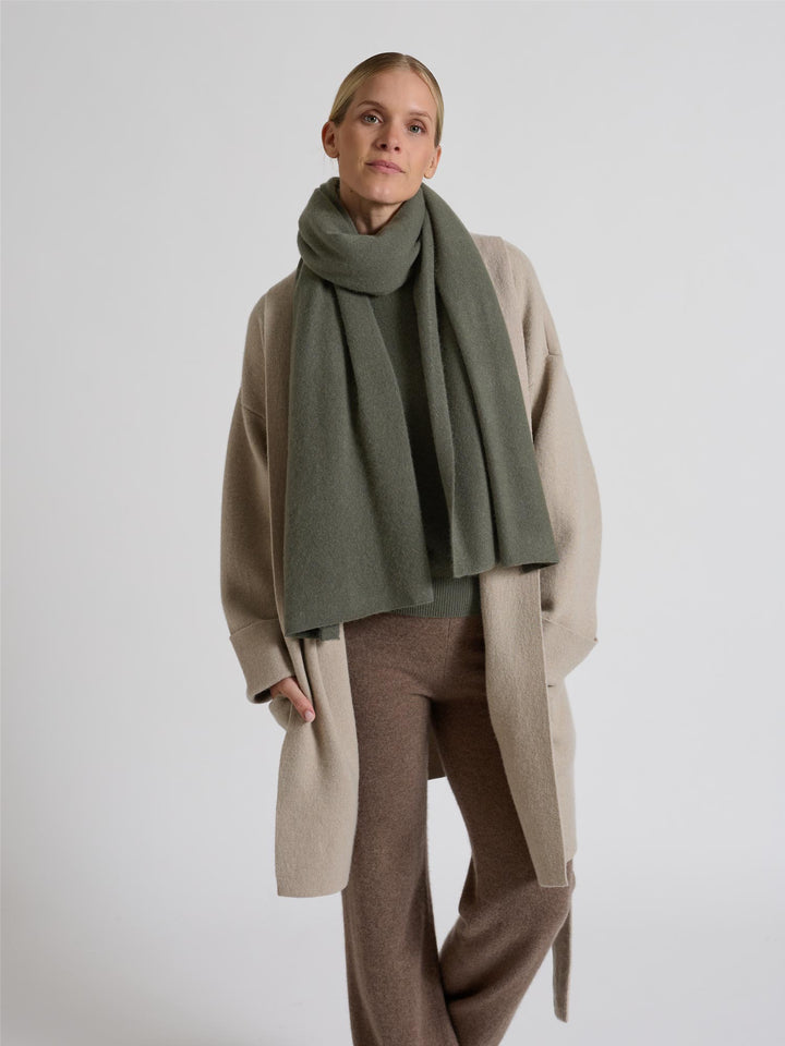 Large cashmere scarf "Signature" in 100% pure cashmere. Scandinavian design by Kashmina. Color: Eucalyptus.