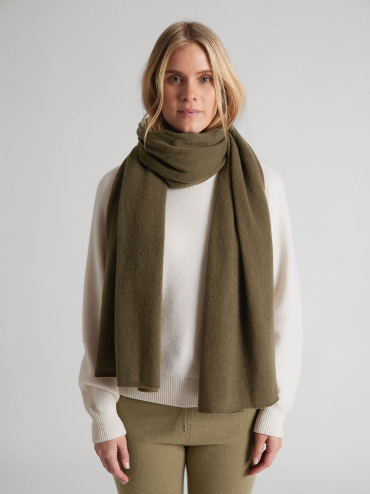 Cashmere scarf "Signature" in 100% cashmere. Color: Hunter. Scandinavian design by Kashmina