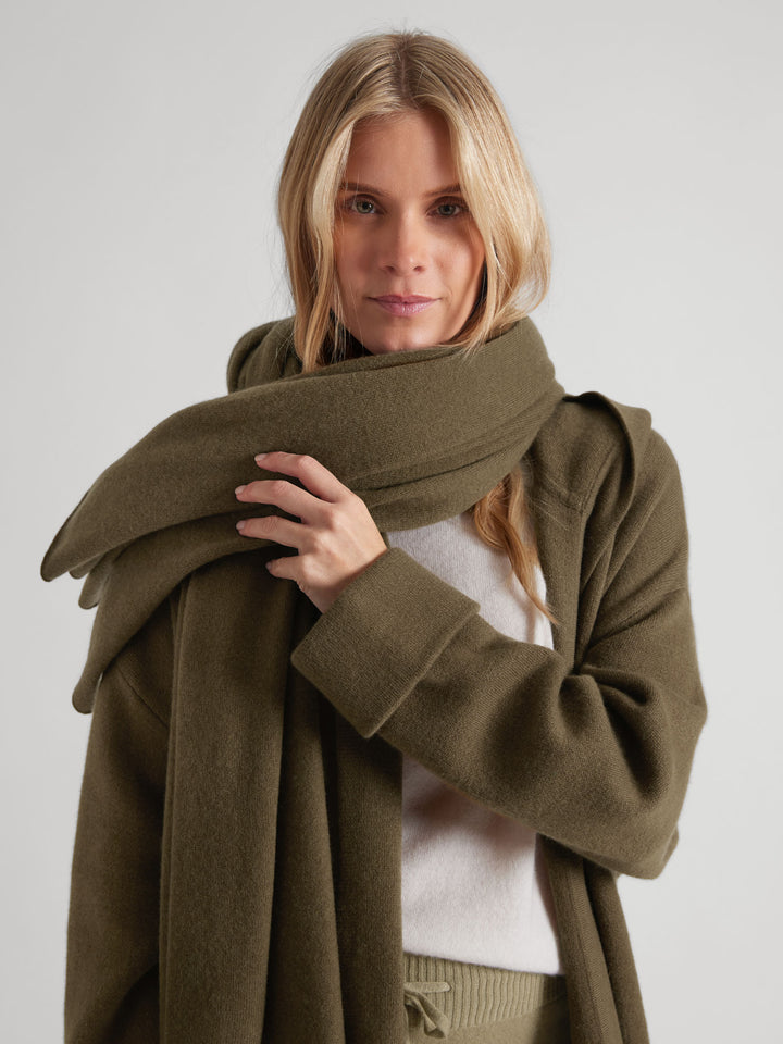 Cashmere scarf "Signature" in 100% cashmere. Color: Hunter. Scandinavian design by Kashmina