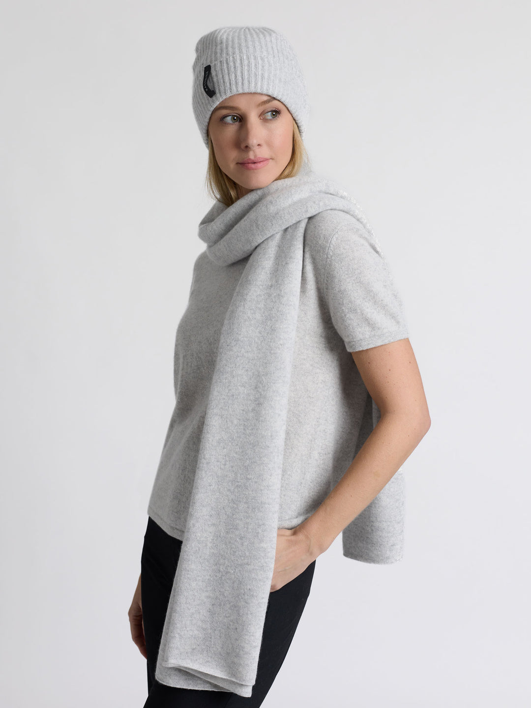 Cashmere scarf "Signature" light grey, in 100% cashmere from Kashmina. Scandinavian design.