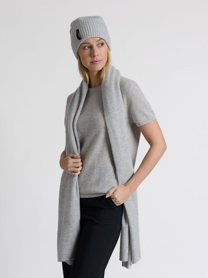 Cashmere scarf "Signature" light grey, in 100% cashmere from Kashmina. Scandinavian design.