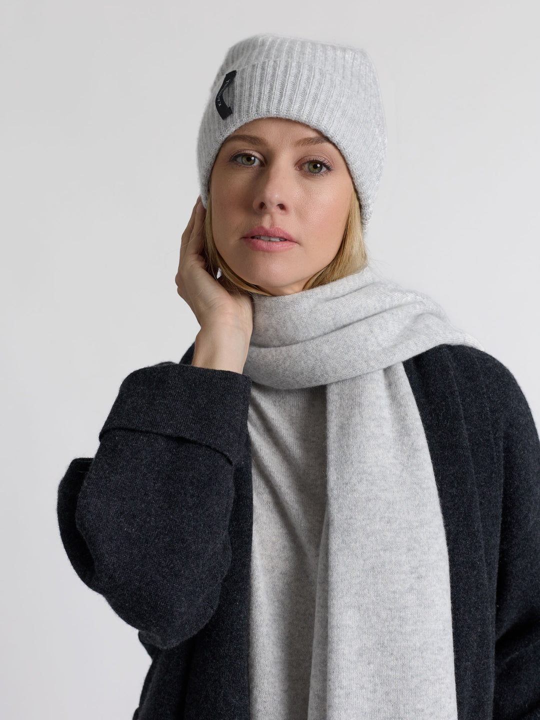 Cashmere scarf "Signature" light grey, in 100% cashmere from Kashmina. Scandinavian design.