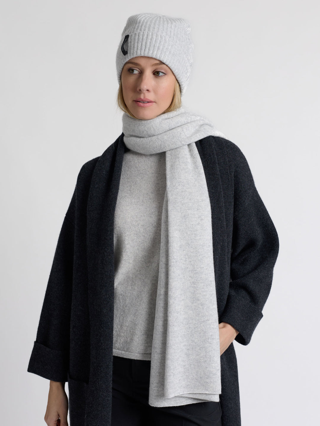 Cashmere scarf "Signature" light grey, in 100% cashmere from Kashmina. Scandinavian design.