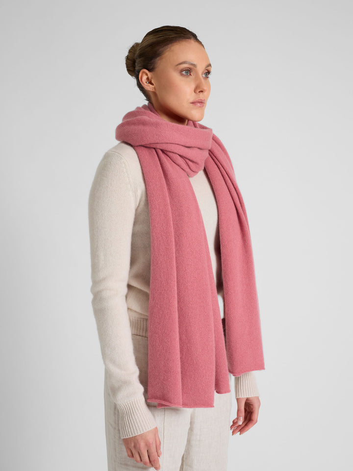 Cashmere scarf "Signature" in 100% cashmere. Color: Pink Berry. Scandinavian design by Kashmina