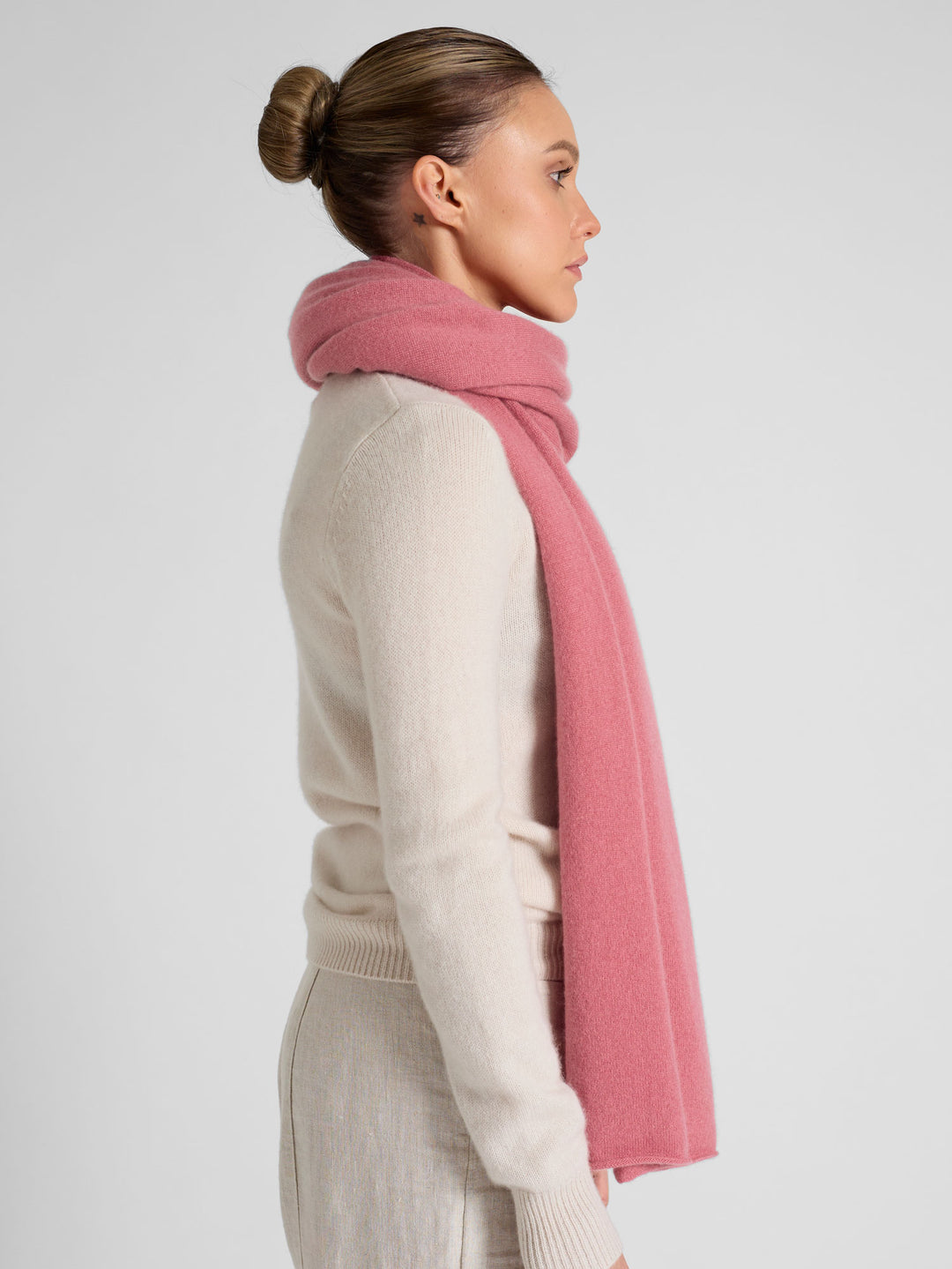 Cashmere scarf "Signature" in 100% cashmere. Color: Pink Berry. Scandinavian design by Kashmina