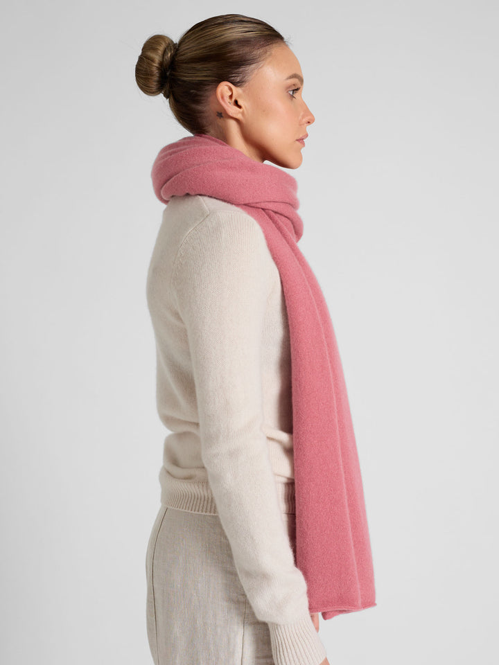 Cashmere scarf "Signature" in 100% cashmere. Color: Pink Berry. Scandinavian design by Kashmina