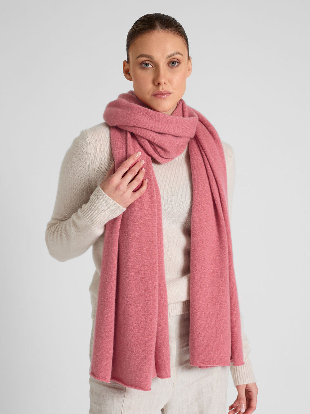 Cashmere scarf "Signature" in 100% cashmere. Color: Pink Berry. Scandinavian design by Kashmina