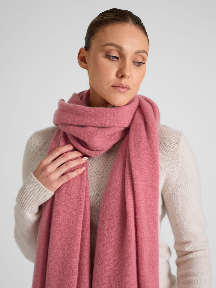 Cashmere scarf "Signature" in 100% cashmere. Color: Pink Berry. Scandinavian design by Kashmina