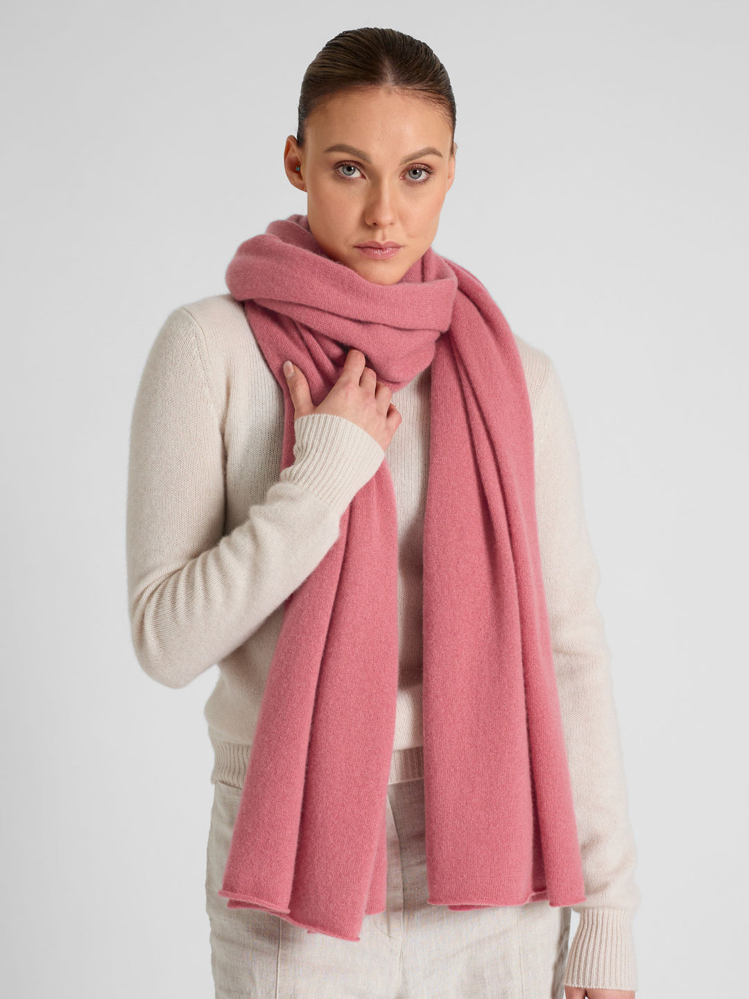 Cashmere scarf "Signature" in 100% cashmere. Color: Pink Berry. Scandinavian design by Kashmina