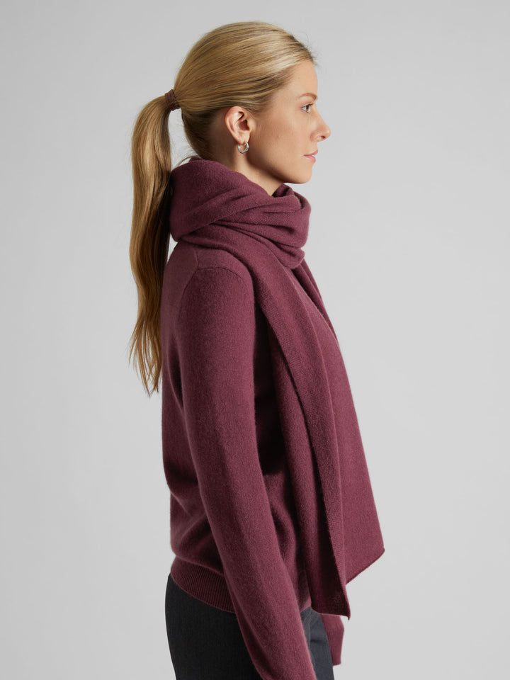 Cashmere scarf "Signature" in 100% cashmere. Color: Wild Plum. Scandinavian design by Kashmina