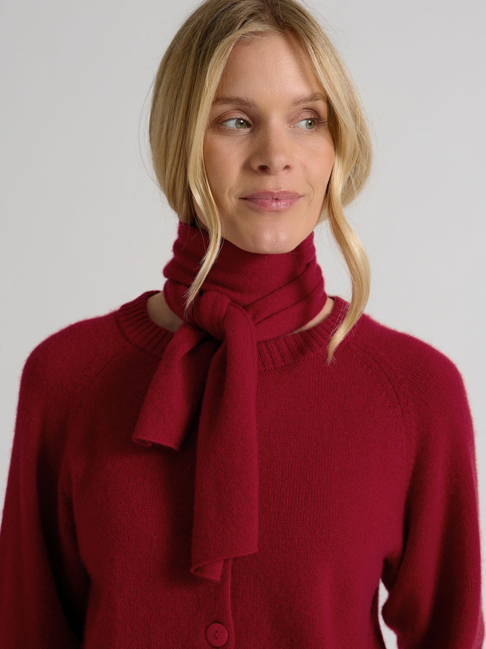 Kashmirskjerf i 100% ren kasjmirull. Norsk design fra Kashmina. Farge: Aroma Red.