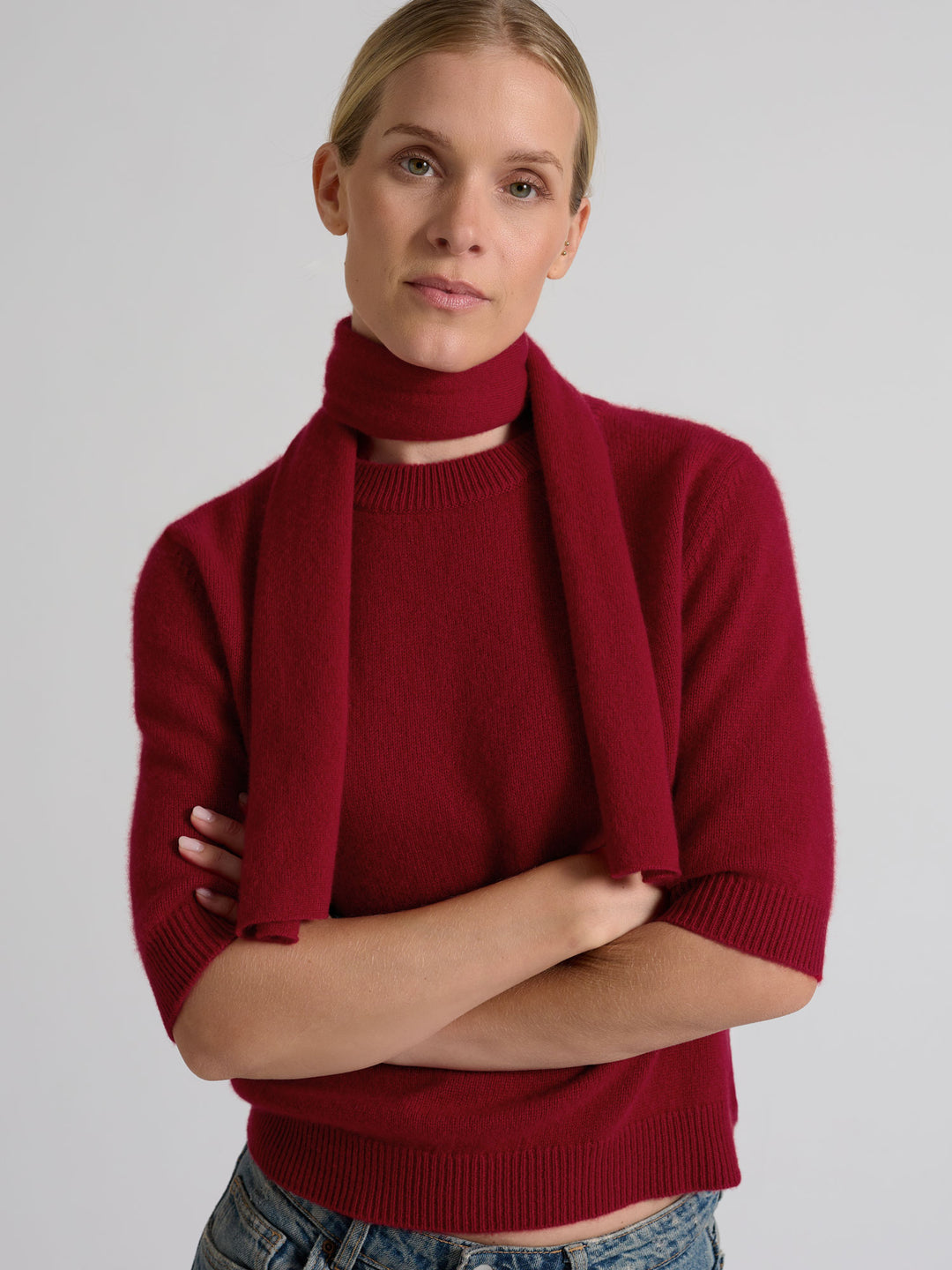 Short sleeved cashmere sweater "Aase" in 100% pure cashmere. Scandinavian design by Kashmina. Color: Aroma Red.